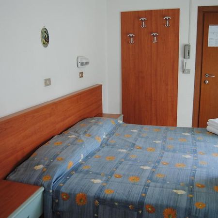 Hotel Trevi Чезенатіко Номер фото