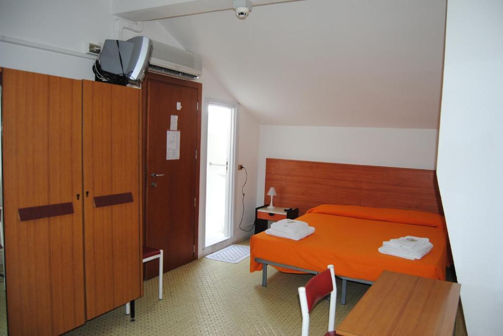 Hotel Trevi Чезенатіко Номер фото