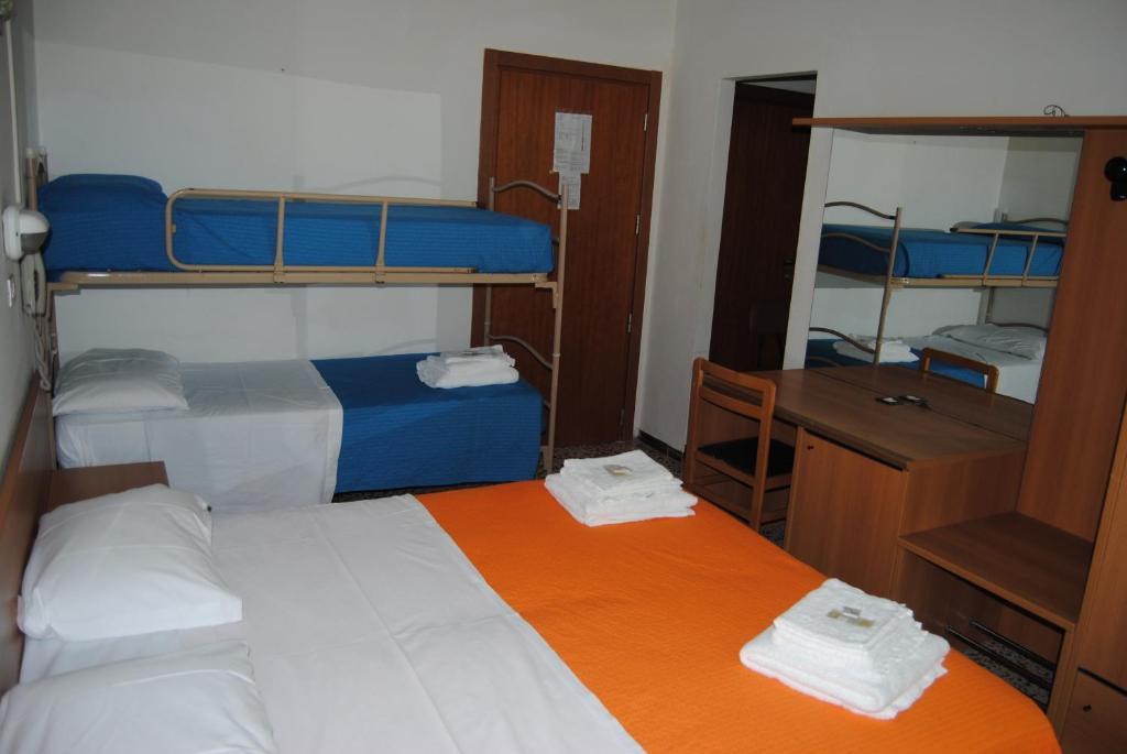 Hotel Trevi Чезенатіко Номер фото