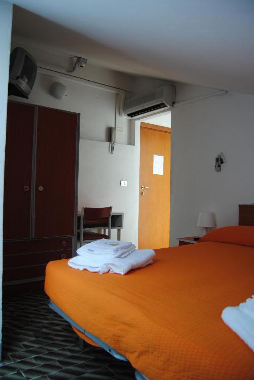 Hotel Trevi Чезенатіко Номер фото