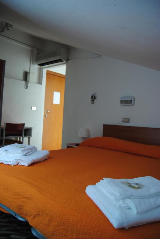 Hotel Trevi Чезенатіко Номер фото