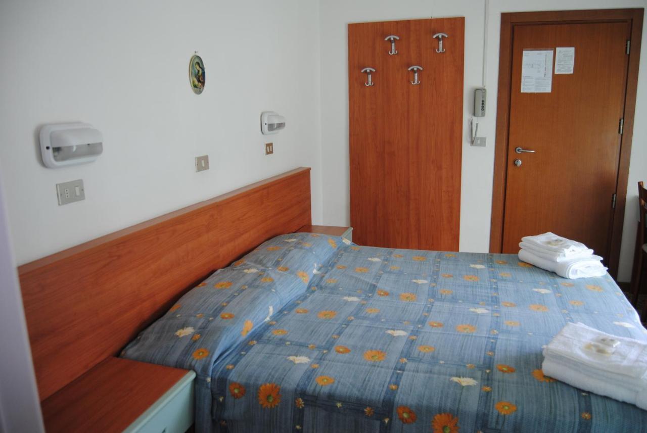 Hotel Trevi Чезенатіко Номер фото